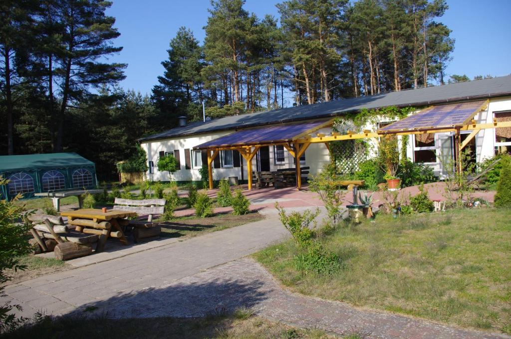 Zahrada ubytování Hostel Waldhaus Am Ferienpark Mirow -Zimmer DU WC