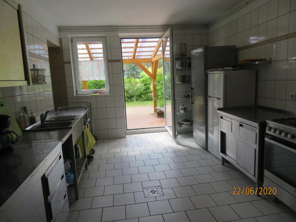Kuchyň nebo kuchyňský kout v ubytování Hostel Waldhaus Am Ferienpark Mirow -Zimmer DU WC