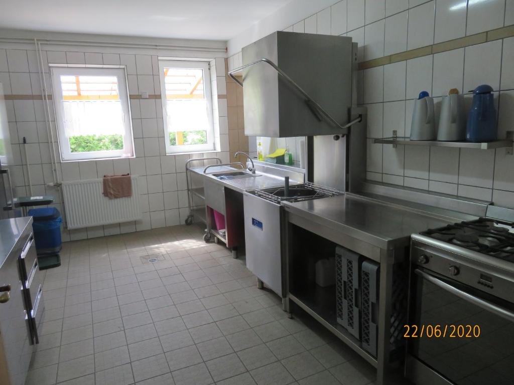 Kuchyň nebo kuchyňský kout v ubytování Hostel Waldhaus Am Ferienpark Mirow -Zimmer DU WC