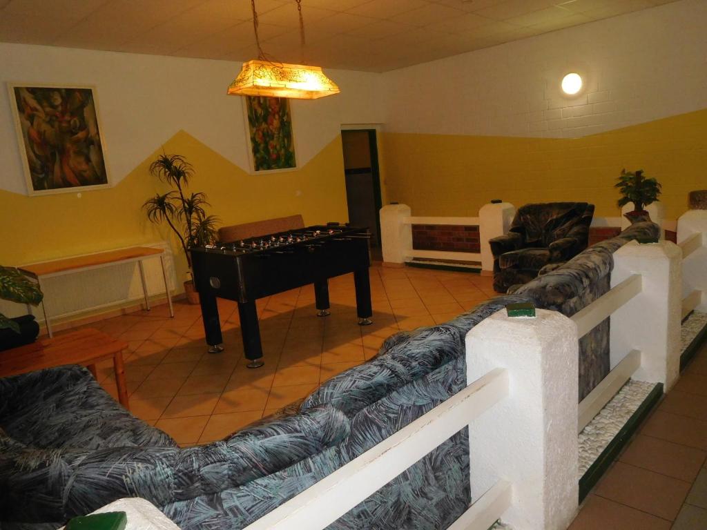 Posezení v ubytování Hostel Waldhaus Am Ferienpark Mirow -Zimmer DU WC