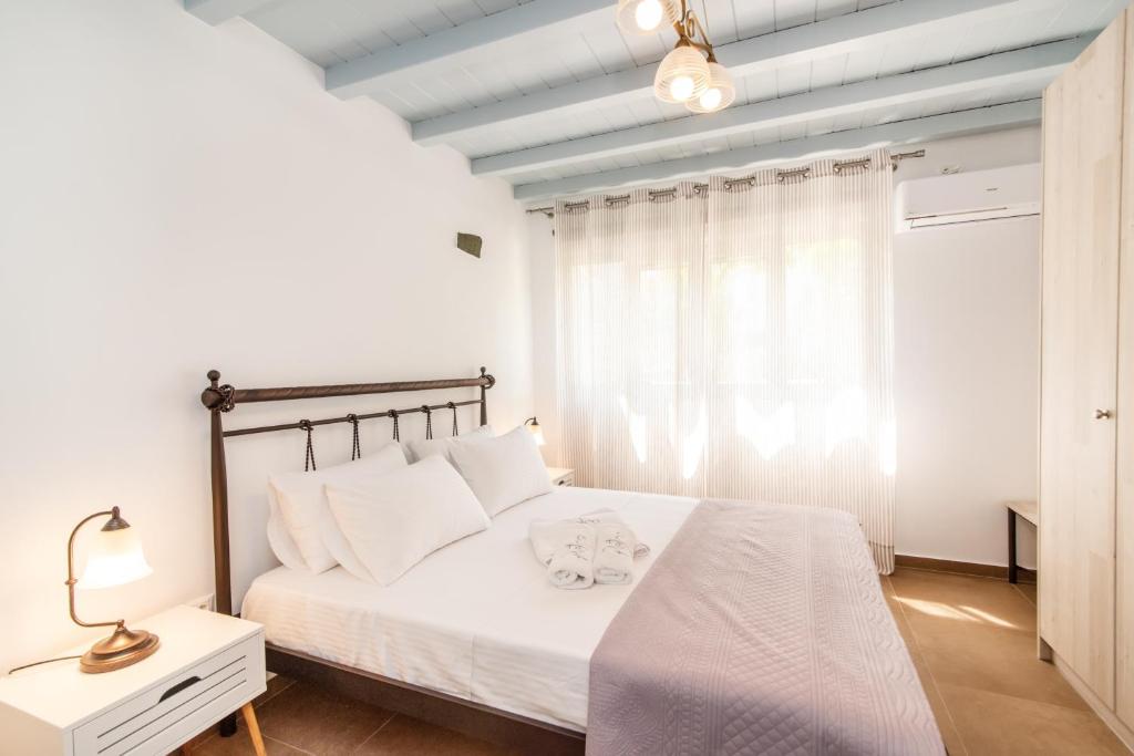 Postel nebo postele na pokoji v ubytování Oikia Petra