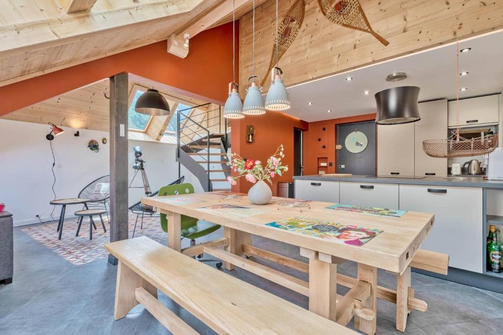 une cuisine et une salle à manger avec une table et des bancs en bois dans l'établissement Vues incroyables - Glaciers, lacs et montagnes, à Chamonix-Mont-Blanc
