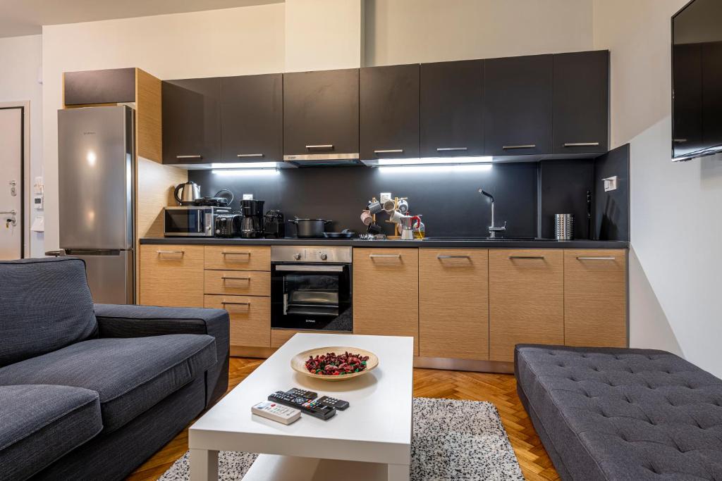 A kitchen or kitchenette at Modern 5BD Apartment in the Heart of Athens