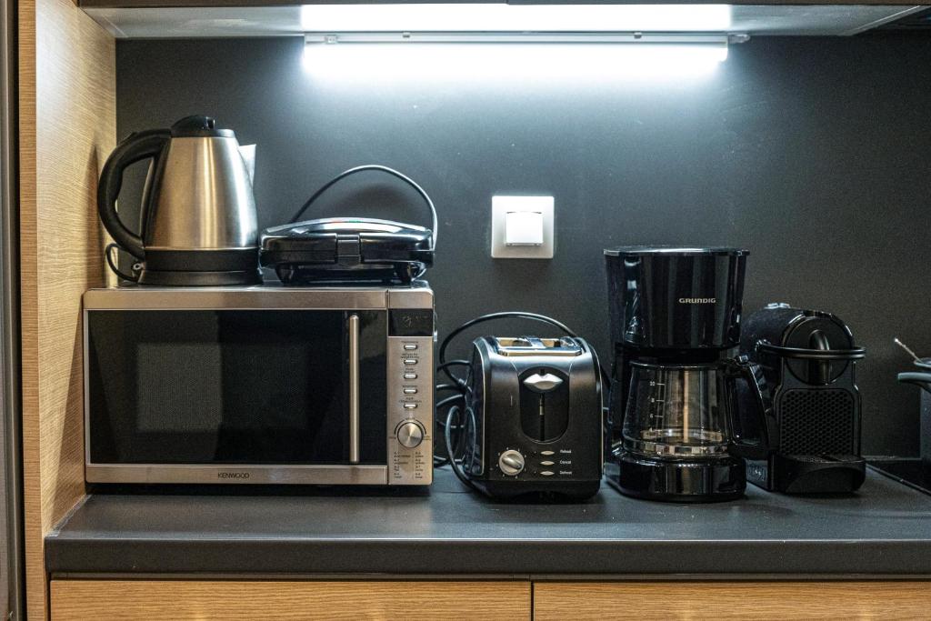 A kitchen or kitchenette at Modern 5BD Apartment in the Heart of Athens