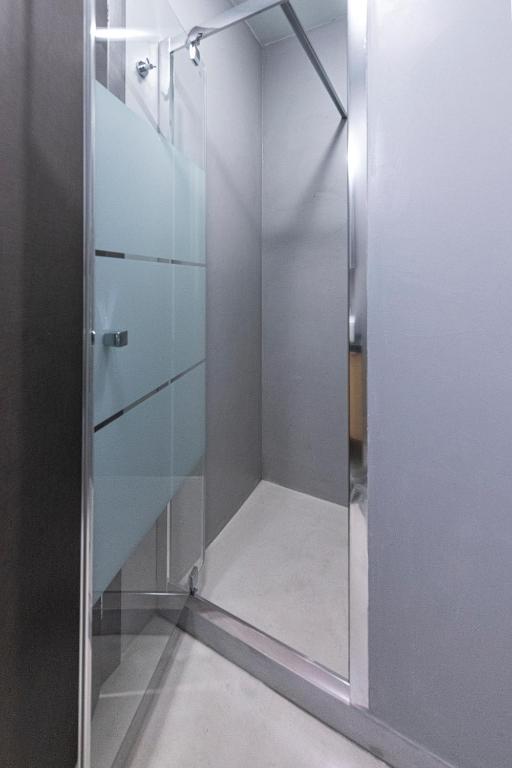 A bathroom at Modern 5BD Apartment in the Heart of Athens