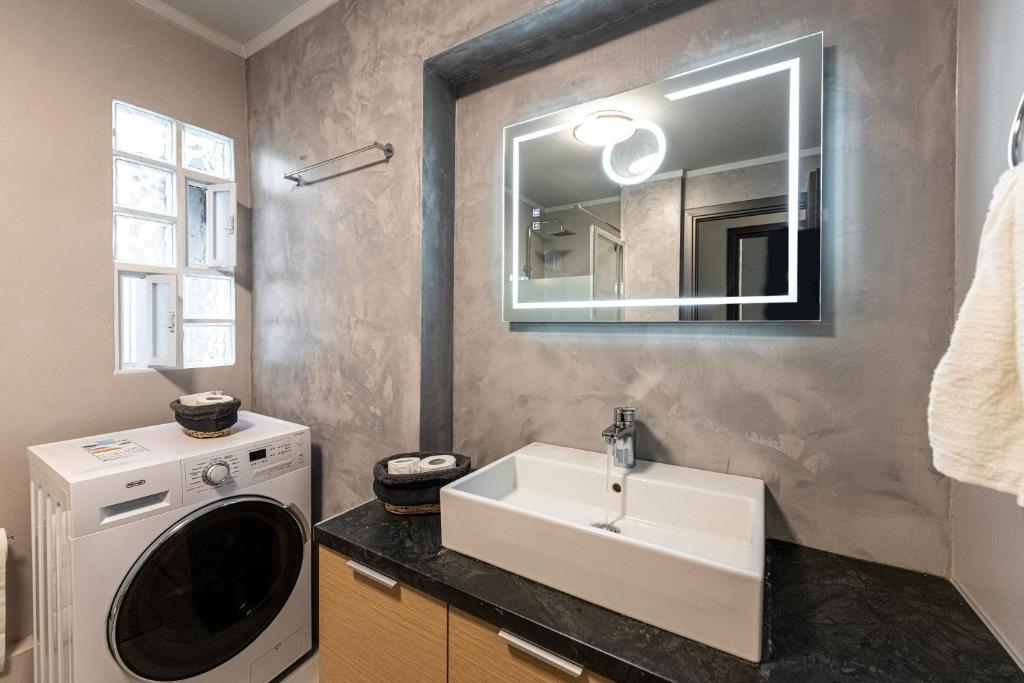 A bathroom at Modern 5BD Apartment in the Heart of Athens