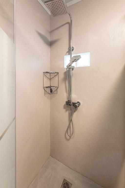 A bathroom at Modern 5BD Apartment in the Heart of Athens