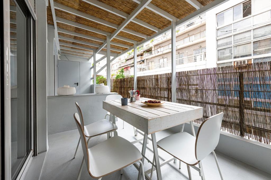 A seating area at Modern 5BD Apartment in the Heart of Athens