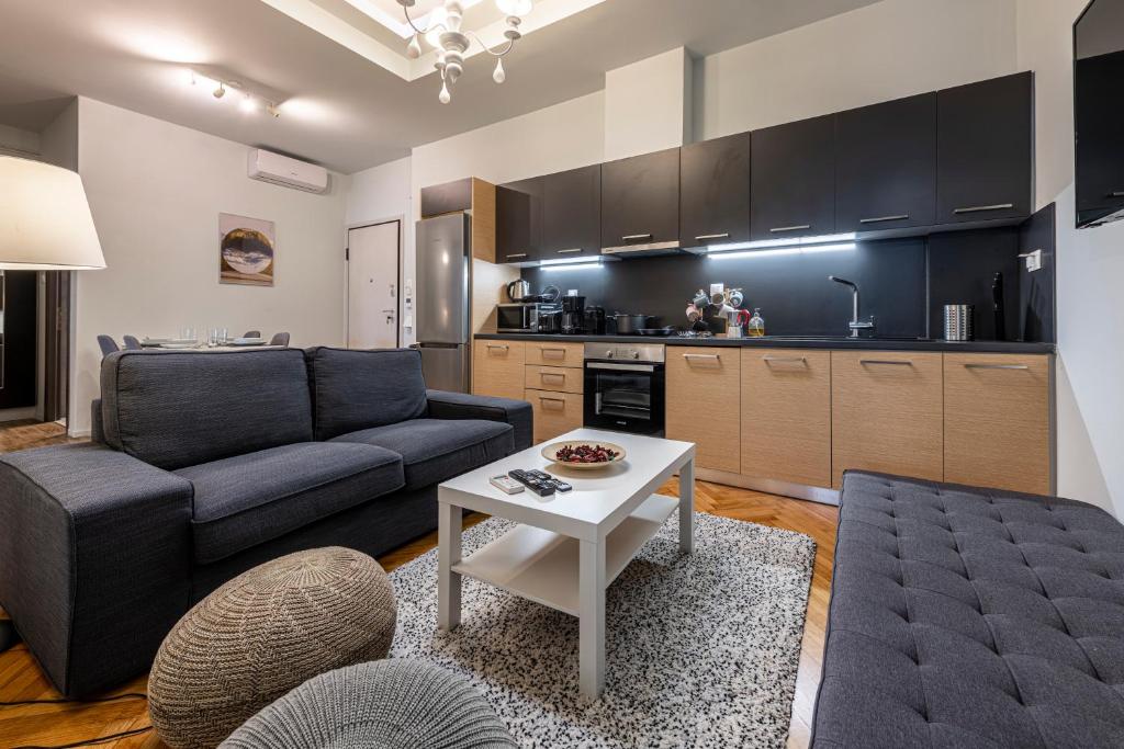 A kitchen or kitchenette at Modern 5BD Apartment in the Heart of Athens