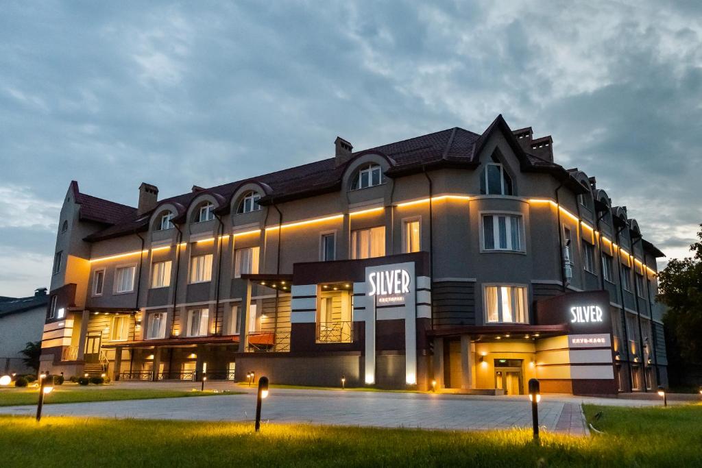duży budynek z oświetleniem przed nim w obiekcie Готельно-рестораний комплекс Silver w Iwano-Frankiwsku