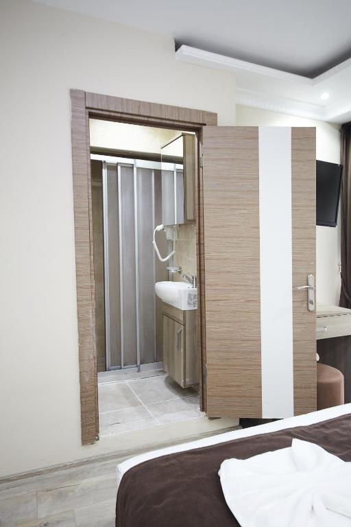 A bed or beds in a room at Luna Suites Taksim