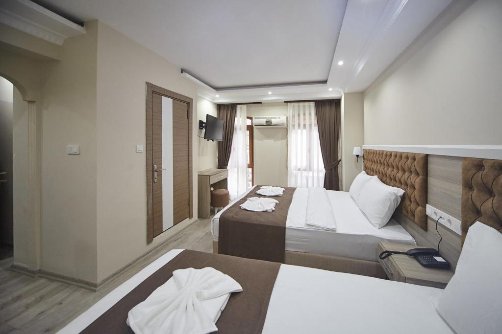 A bed or beds in a room at Luna Suites Taksim