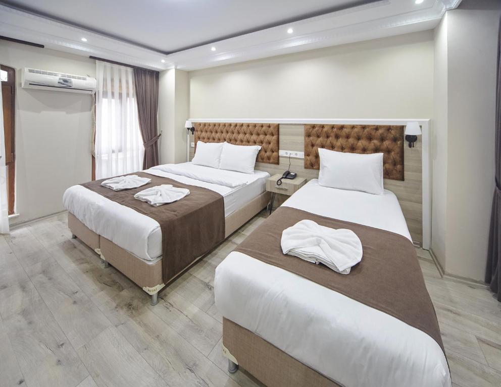 A bed or beds in a room at Luna Suites Taksim