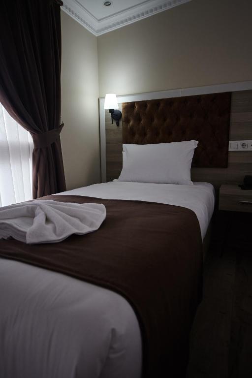 A bed or beds in a room at Luna Suites Taksim