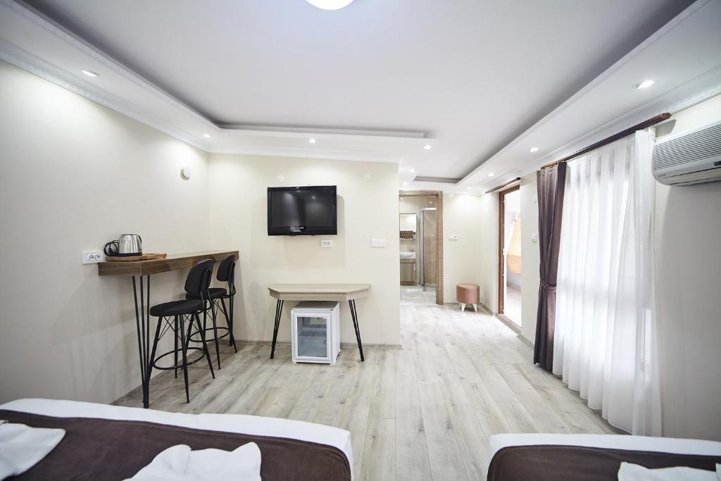 A television and/or entertainment centre at Luna Suites Taksim