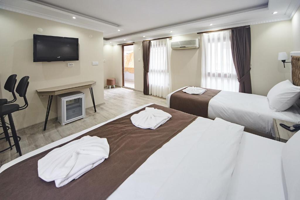 A bed or beds in a room at Luna Suites Taksim