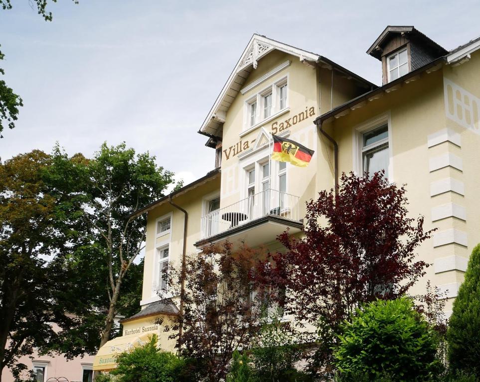 un hôtel portant un drapeau devant lui dans l'établissement Wohlfühlhotel Saxonia, à Bad Kissingen