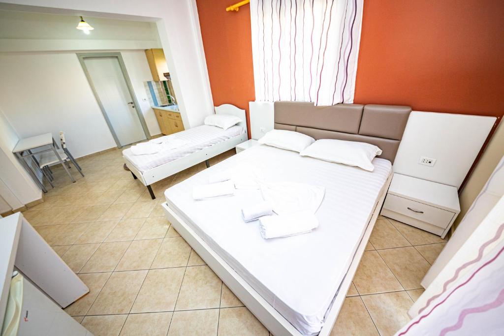 Postel nebo postele na pokoji v ubytování Ideal ApartHotel Saranda