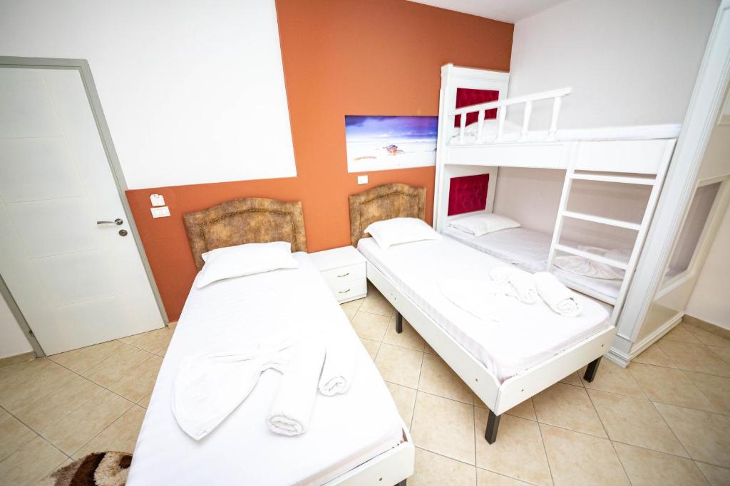 Postel nebo postele na pokoji v ubytování Ideal ApartHotel Saranda