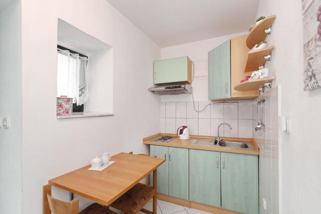 Kuchyňa alebo kuchynka v ubytovaní Apartment Bilberry