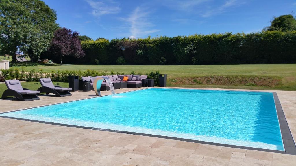 The swimming pool at or close to Charlton court