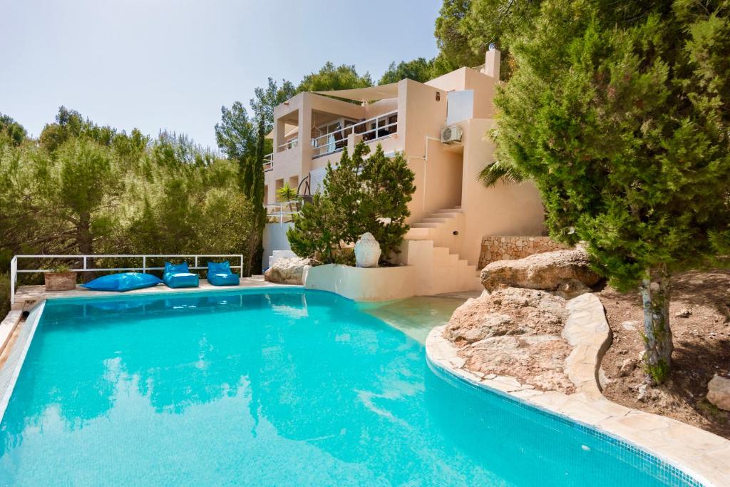 
The swimming pool at or near Villa Perla, villa in Es Cubells with a beautiful sea view all the way up to Formentera

