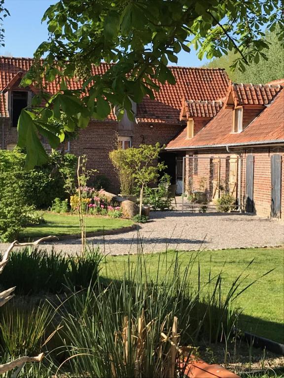 une maison avec une allée devant dans l'établissement Les Charmilles de Valencendre, à La Calotterie