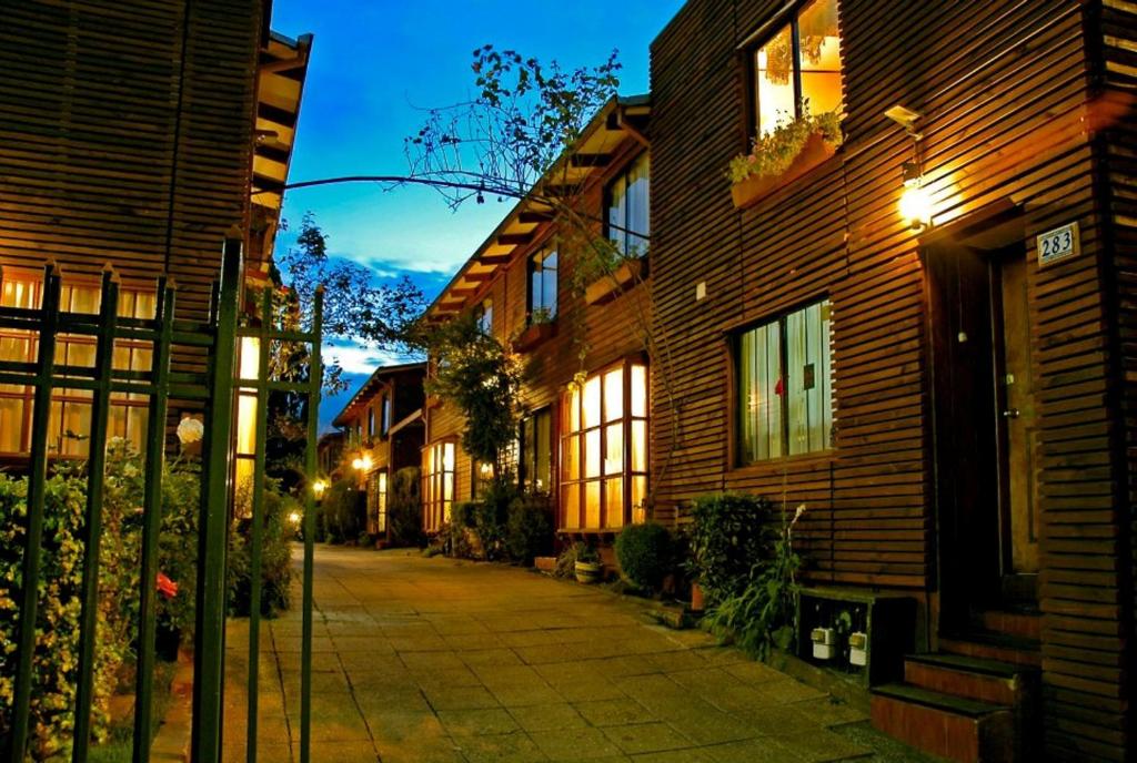 an empty street in a city at night at Hotel Di Torlaschi in Valdivia