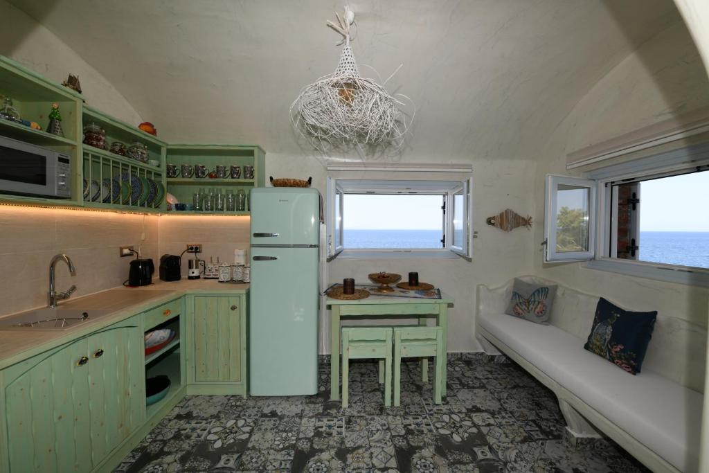 Kuchyň nebo kuchyňský kout v ubytování Starlight Luxury Seaside Villa & Suites