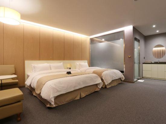 Postel nebo postele na pokoji v ubytování Incheon Stay Hotel