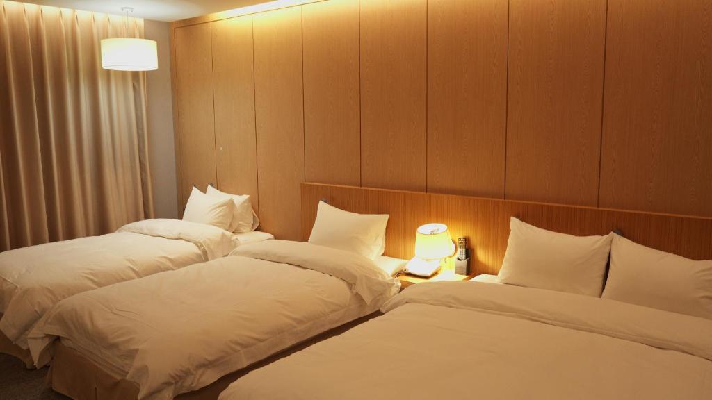 Postel nebo postele na pokoji v ubytování Incheon Stay Hotel