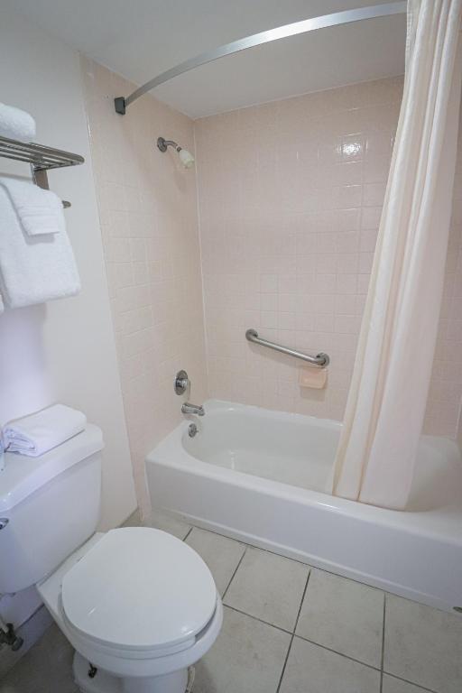 University Inn & Suites - Room De Deluxe King