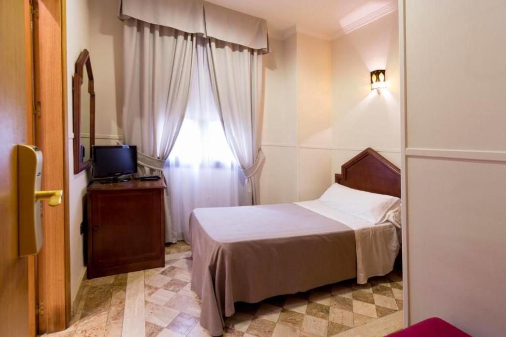 OYO Hotel Boutique Reina Mora (España Granada) - Booking.com