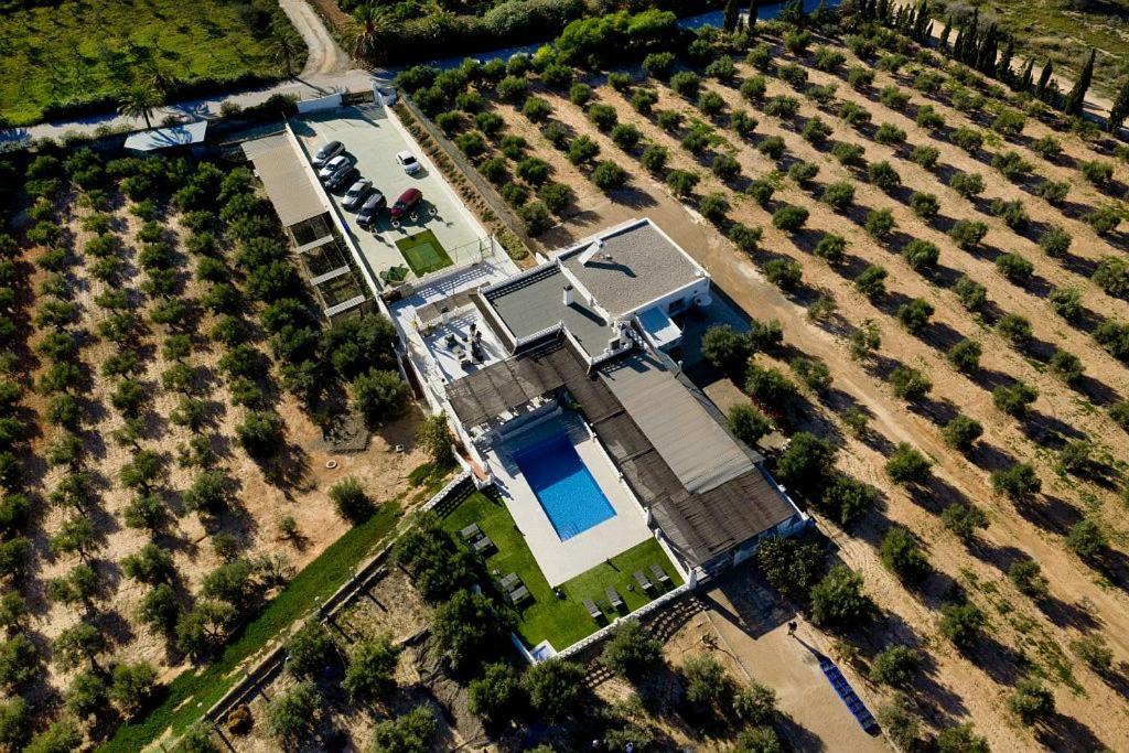 an overhead view of a house with a swimming pool at Finca Tres Molinos B&B in Roldán