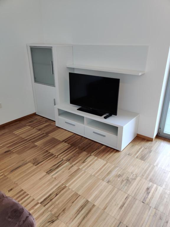 Televízia a/alebo spoločenská miestnosť v ubytovaní Garni Maria