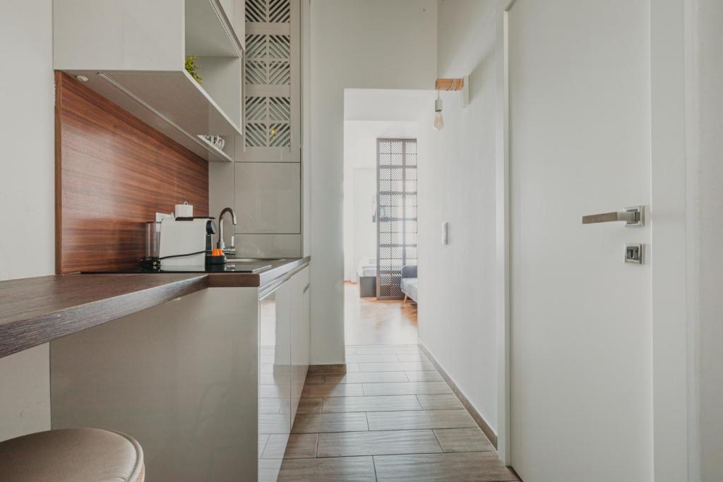 kuchnia z białymi ścianami i drewnianym blatem w obiekcie ZEUS Design Apartments Wasserwelt w Wiedniu