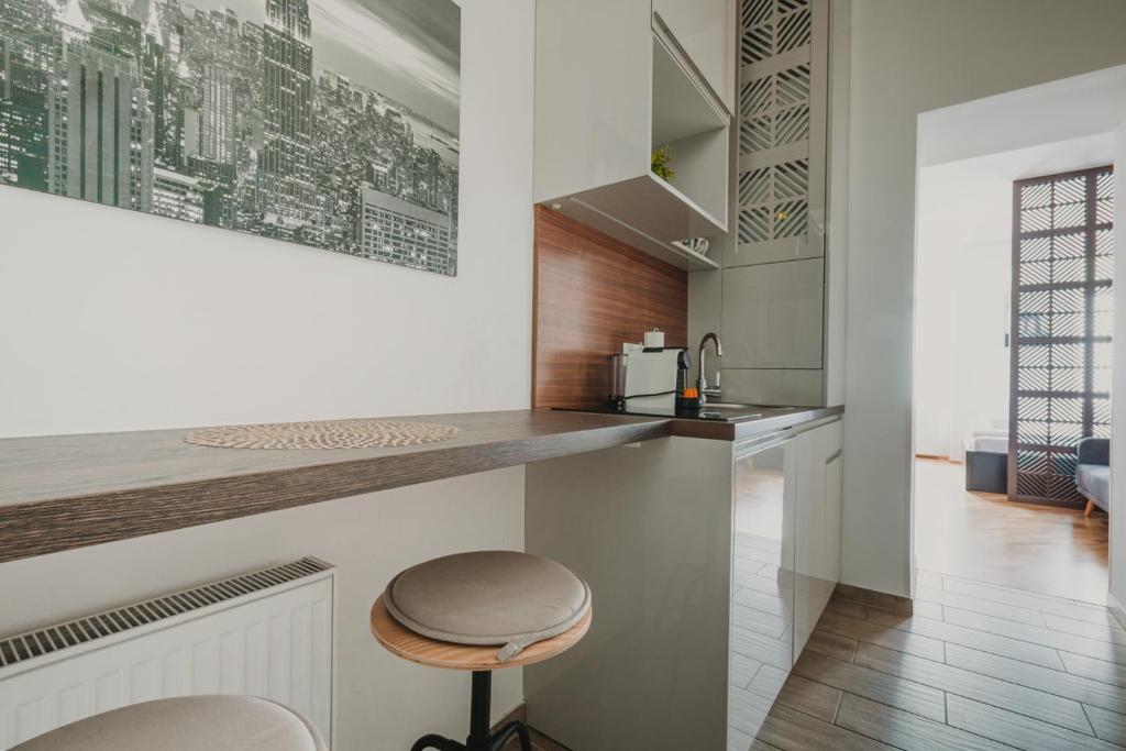 kuchnia z blatem i stołkiem w obiekcie ZEUS Design Apartments Wasserwelt w Wiedniu