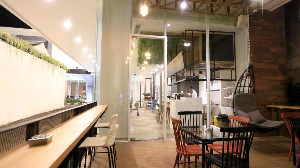 Posezení v ubytování Luminor Hotel Purwokerto By WH