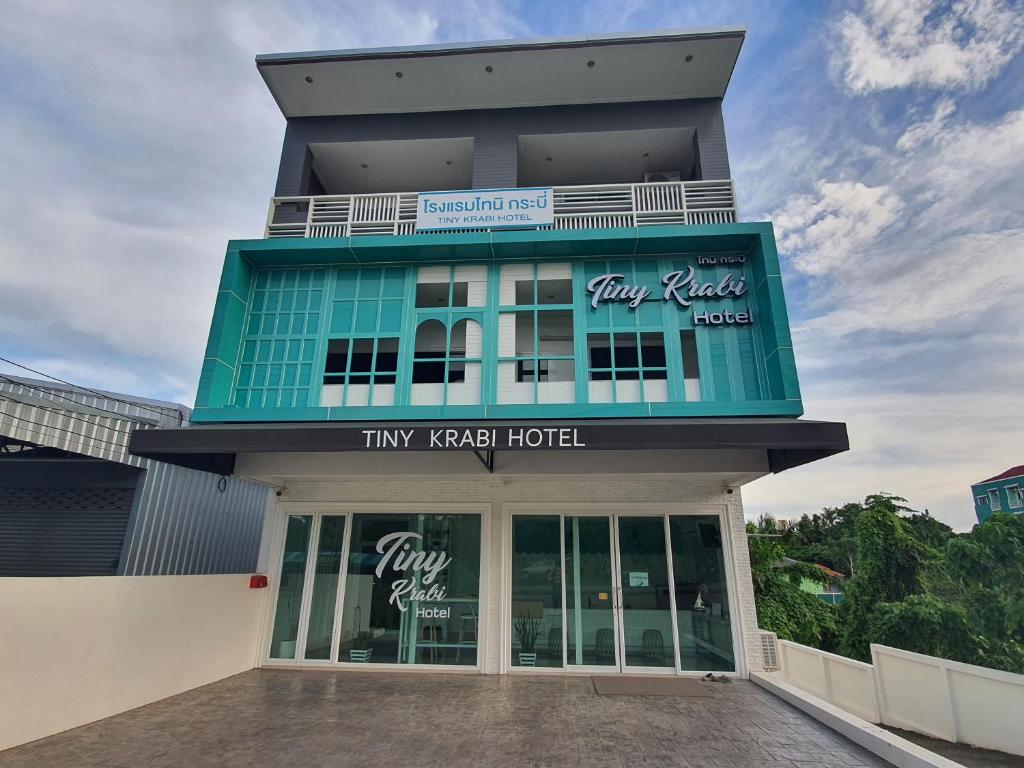 a view of a building with a tropical hotel at Tiny Krabi Hotel in Ban Khlong Chi Lat