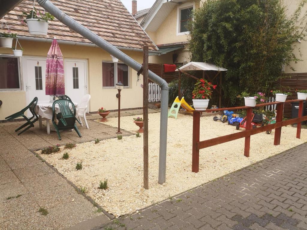 un parque infantil en el patio de una casa en Cserke Gyöngye Apartman, en Cserkeszőlő