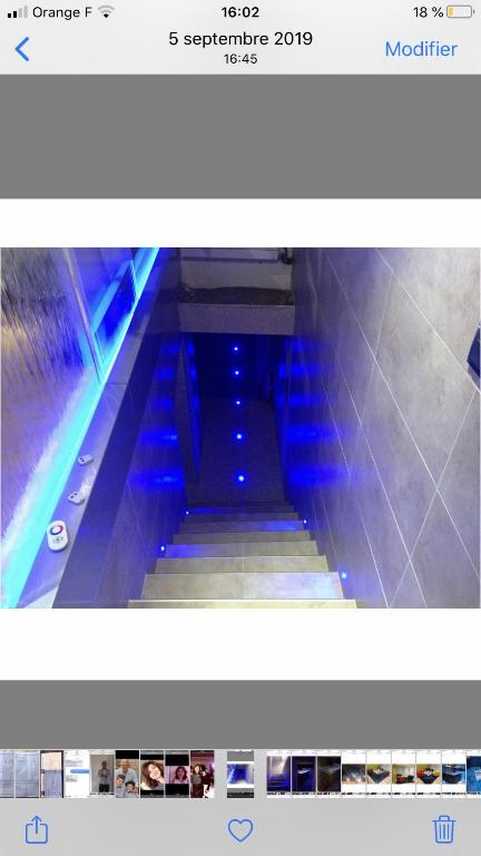 une photo d'un escalator avec des feux bleus dans l'établissement Logement haut de gamme jacuzzi sauna, à Clermont-Ferrand