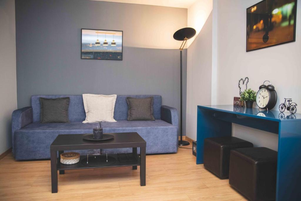 Rooster Suites - One-Bedroom Apartment