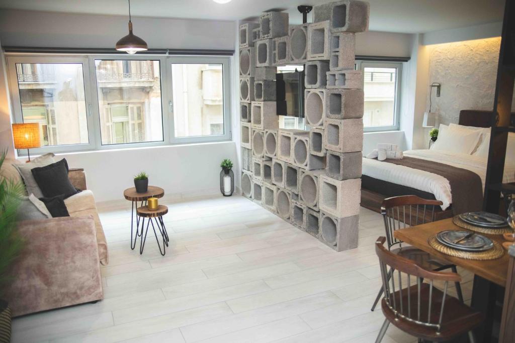 Rooster Suites - Superior Apartment