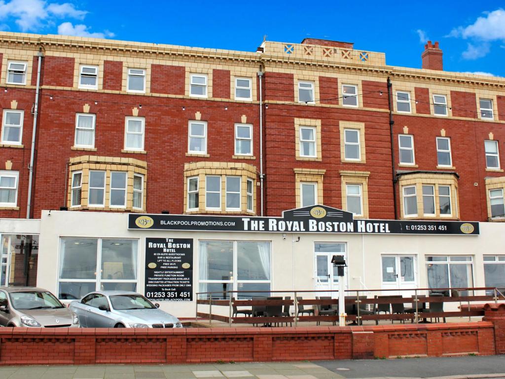 un edificio de ladrillo rojo con un cartel para el hotel de diseño romano en The Royal Boston Hotel, en Blackpool