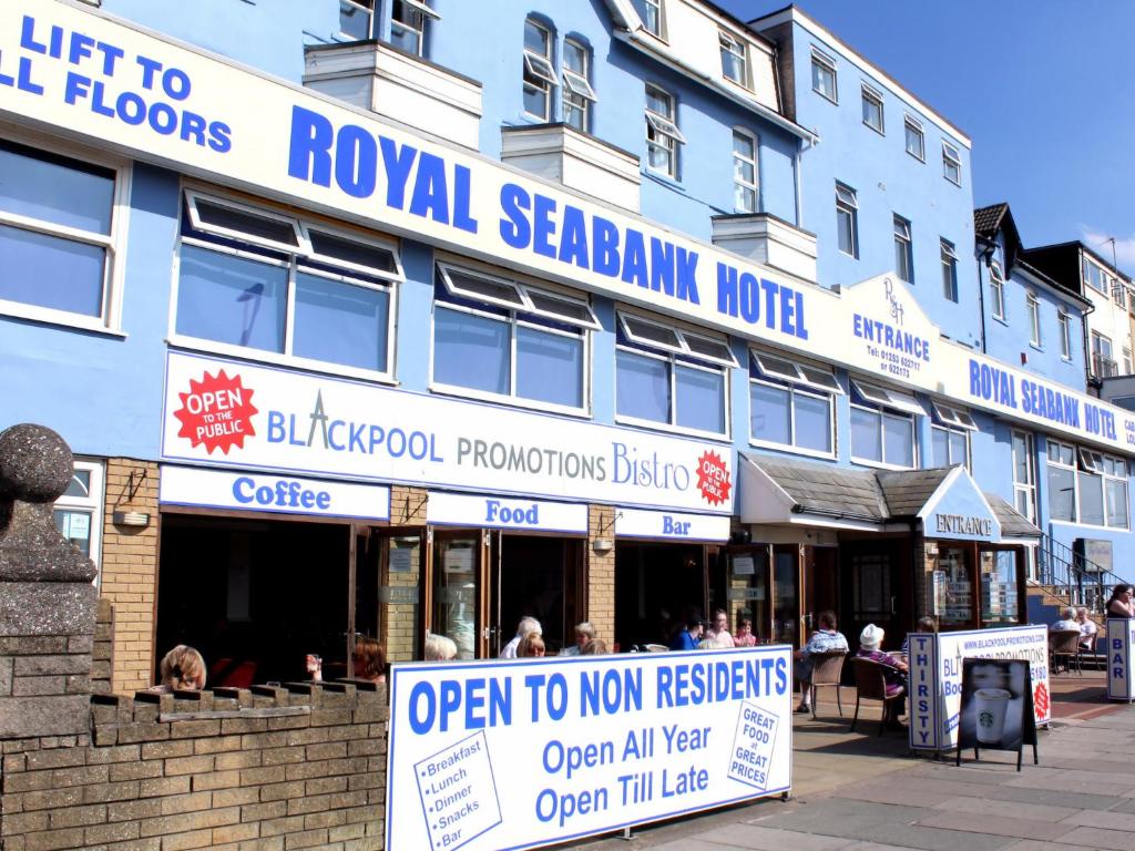un bâtiment avec un panneau devant lui dans l'établissement Royal Seabank Hotel, à Blackpool