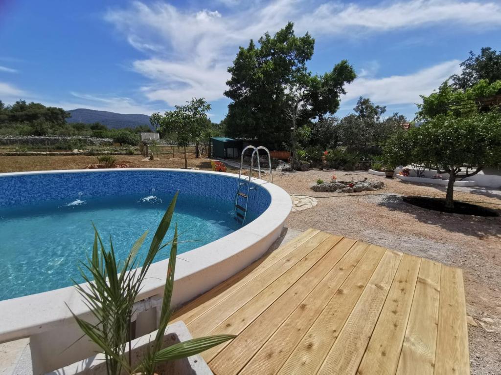 Hvar Mediterranean Ranch House内部或周边的泳池