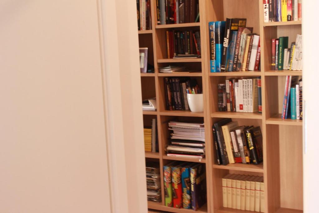 una estantería llena de libros en Sobe Dejan, en Zadar