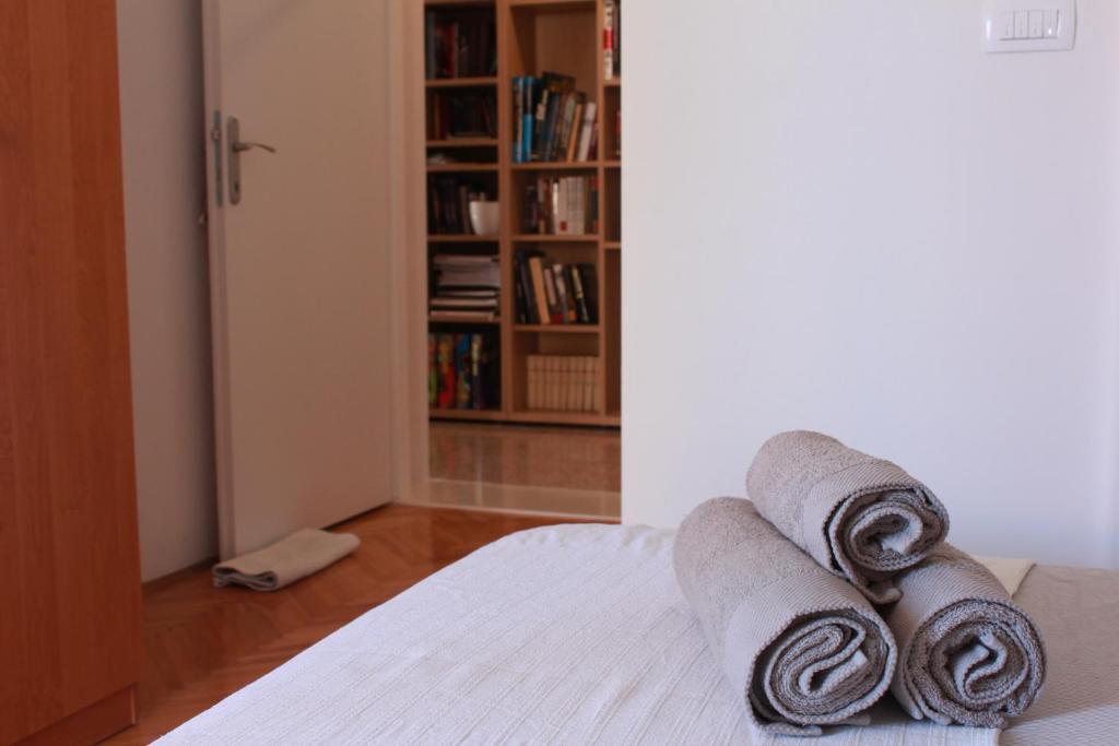 una pila de toallas sentadas encima de una cama en Sobe Dejan, en Zadar