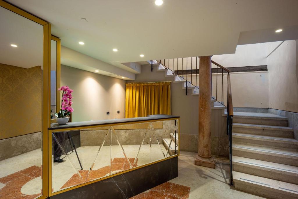 ein Zimmer mit einer Treppe und eine Lobby mit einem Aquarium in der Unterkunft Locanda Cavanella in Venedig