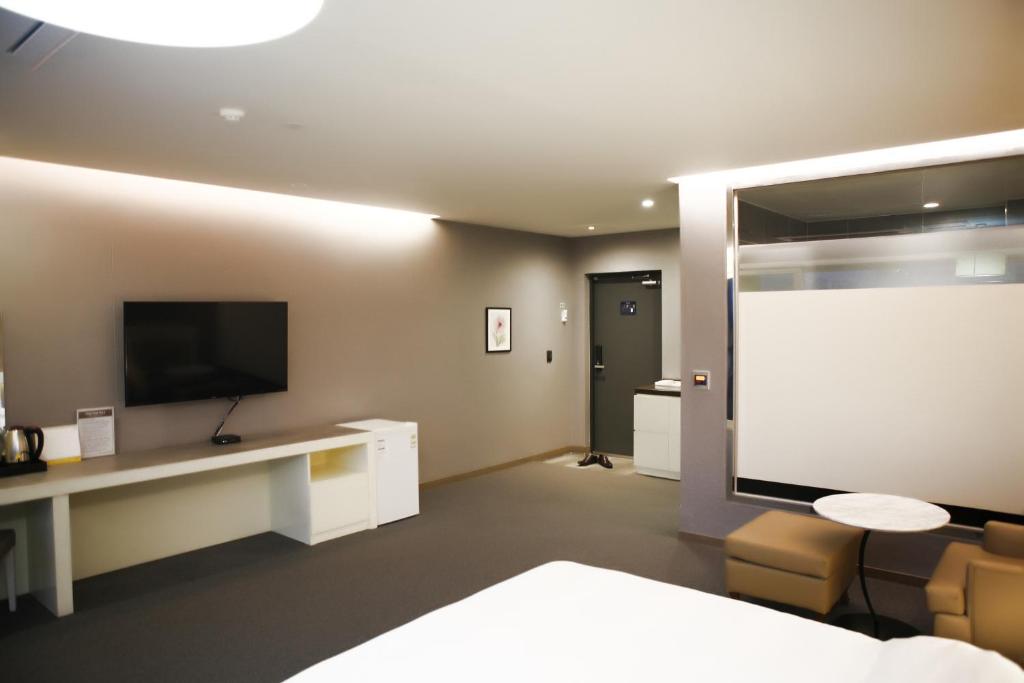 TV a/nebo společenská místnost v ubytování Incheon Stay Hotel